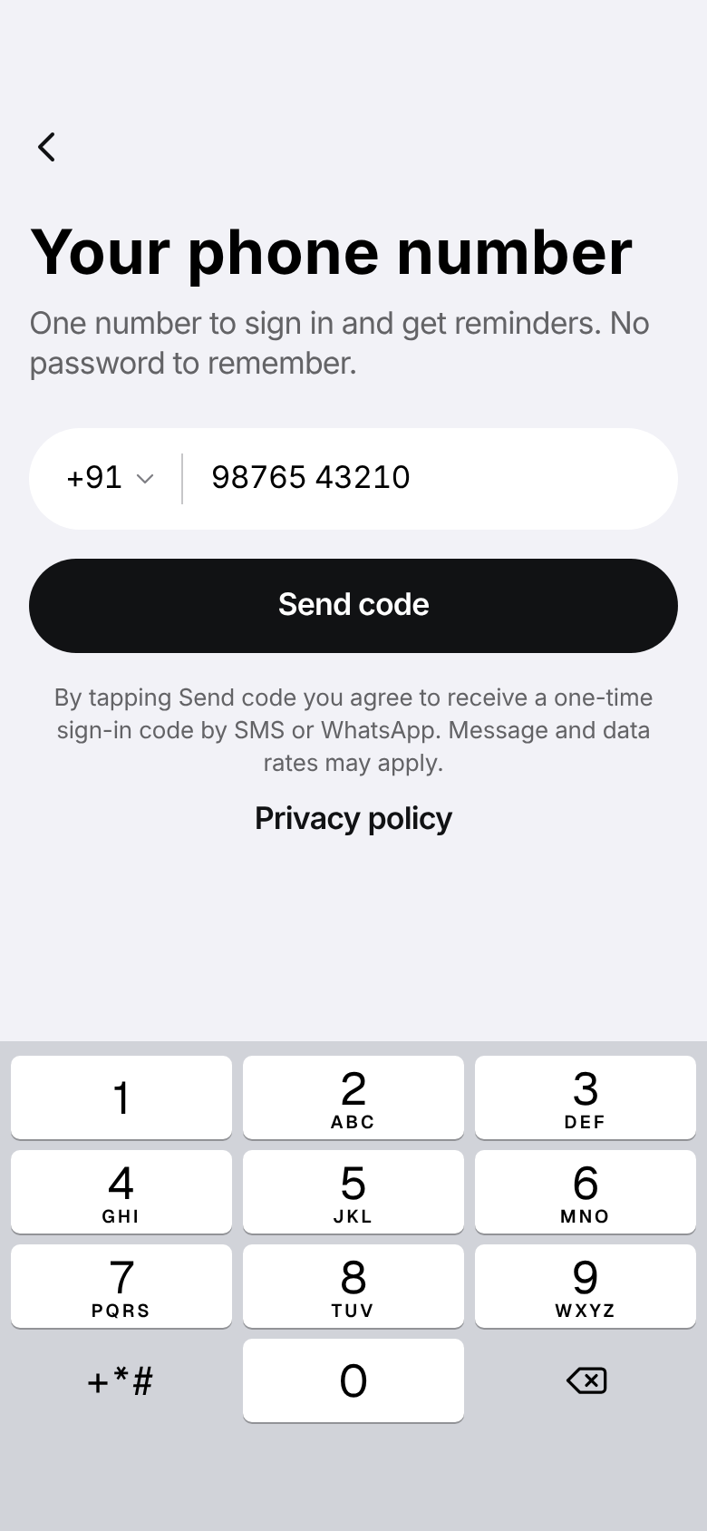La pantalla de inicio de sesión de AlongKeep, en inglés: el título Your phone number, una línea que dice que un solo número sirve para iniciar sesión y recibir recordatorios, un campo con el prefijo +91 y un número de teléfono, un botón Send code y, debajo, la línea que dice que al tocar Send code aceptas recibir un código de un solo uso por SMS o WhatsApp y que pueden aplicarse tarifas de mensajes y datos. Más abajo, un enlace a la política de privacidad.